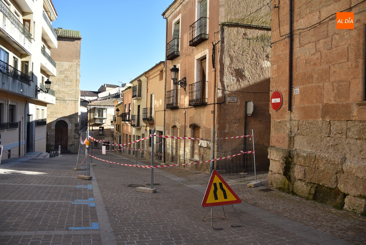 El peligroso estado de un edificio de Díez Taravilla altera el tránsito de peatones y vehículos