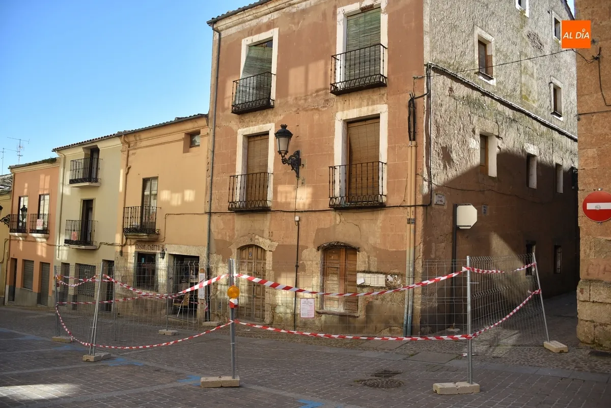 Foto 2 - El peligroso estado de un edificio de D&iacute;ez Taravilla altera el tr&aacute;nsito de peatones y veh&iacute;culos
