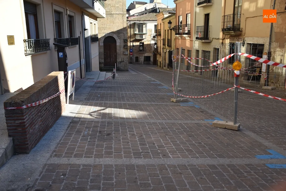 Foto 3 - El peligroso estado de un edificio de D&iacute;ez Taravilla altera el tr&aacute;nsito de peatones y veh&iacute;culos