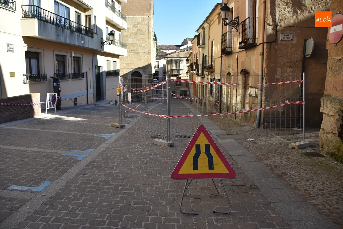 Foto 4 - El peligroso estado de un edificio de D&iacute;ez Taravilla altera el tr&aacute;nsito de peatones y veh&iacute;culos