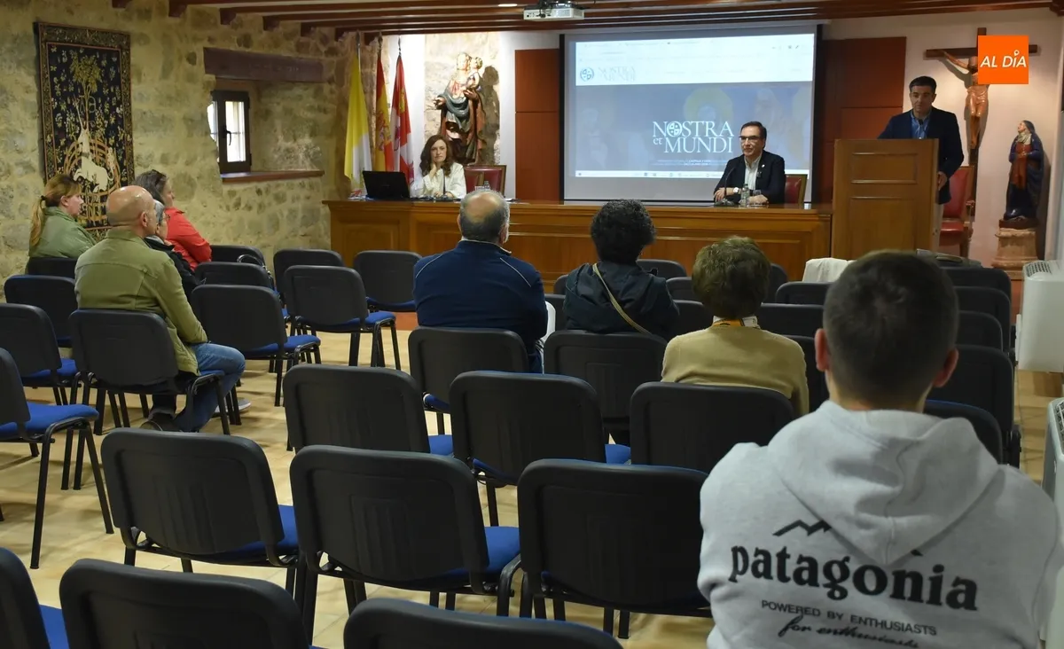 Foto 2 - El ciclo sobre Patrimonio Ausente recala en Mir&oacute;briga con una sesi&oacute;n sobre el retablo de la Catedral