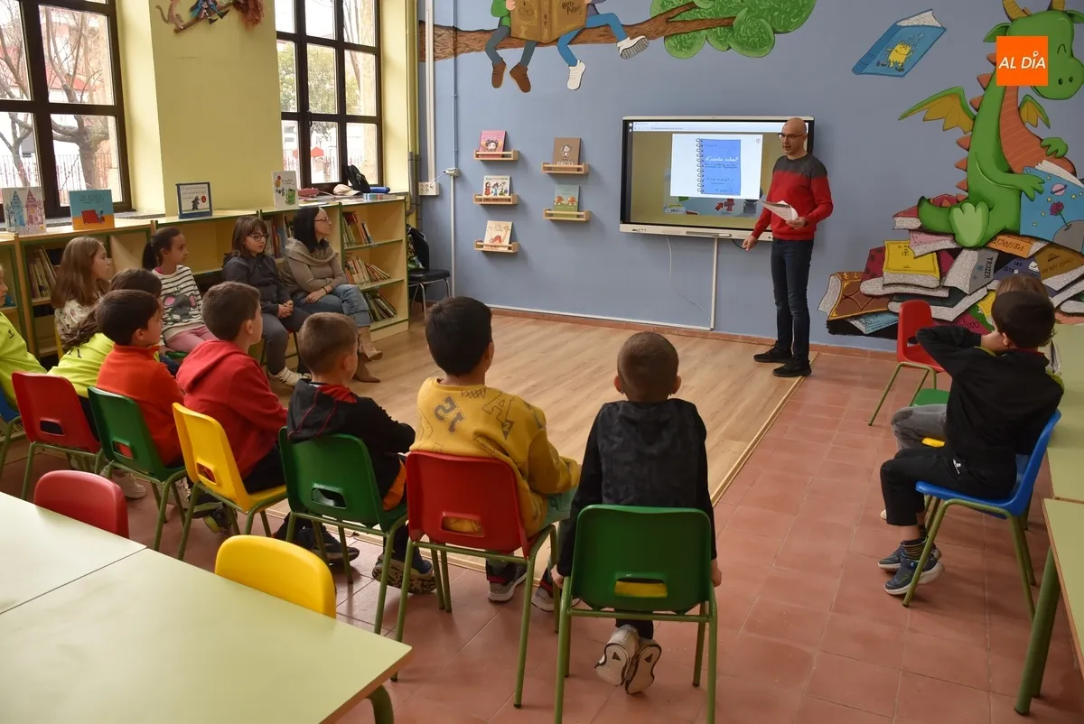Foto 3 - Miguel Vicente ense&ntilde;a a alumnos de San Francisco buenos h&aacute;bitos posturales para prevenir lesiones