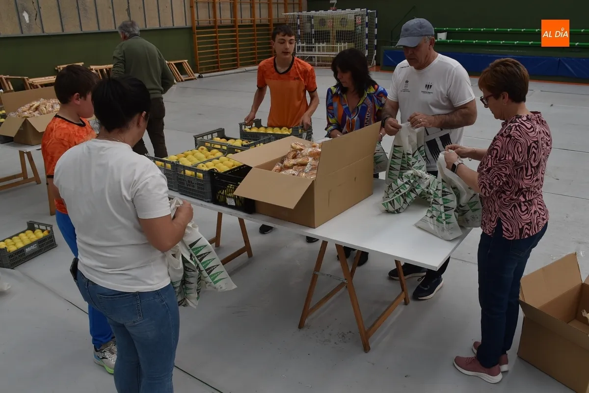 Foto 4 - Preparadas las bolsas del corredor que recibir&aacute;n los participantes en la Media Marat&oacute;n