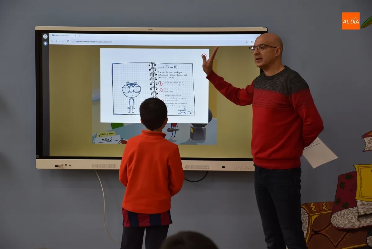 Foto 4 - Miguel Vicente ense&ntilde;a a alumnos de San Francisco buenos h&aacute;bitos posturales para prevenir lesiones