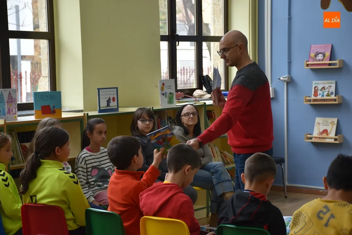 Foto 7 - Miguel Vicente ense&ntilde;a a alumnos de San Francisco buenos h&aacute;bitos posturales para prevenir lesiones