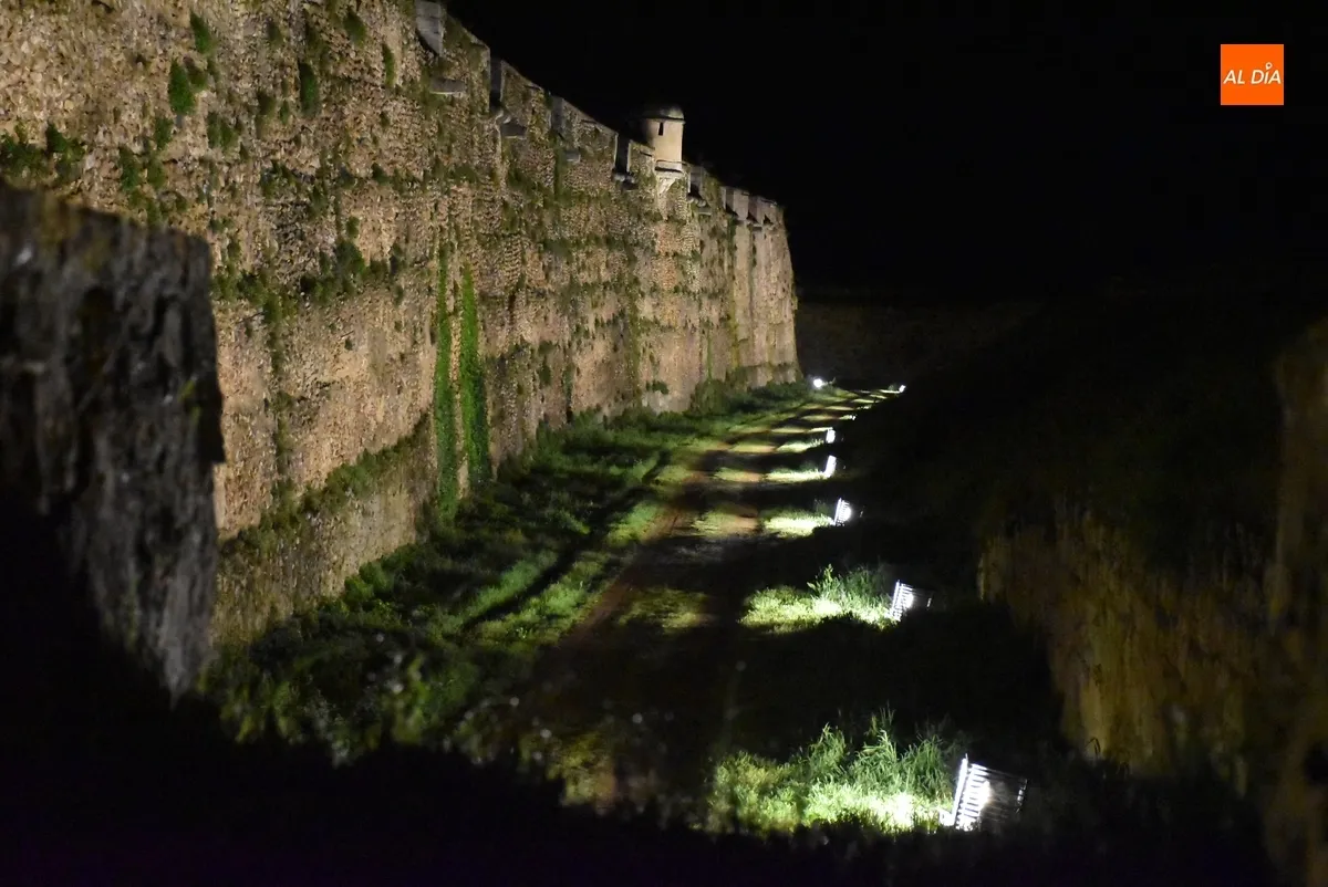 Foto 6 - Puesta de largo de la nueva iluminaci&oacute;n del recinto amurallado de Ciudad Rodrigo