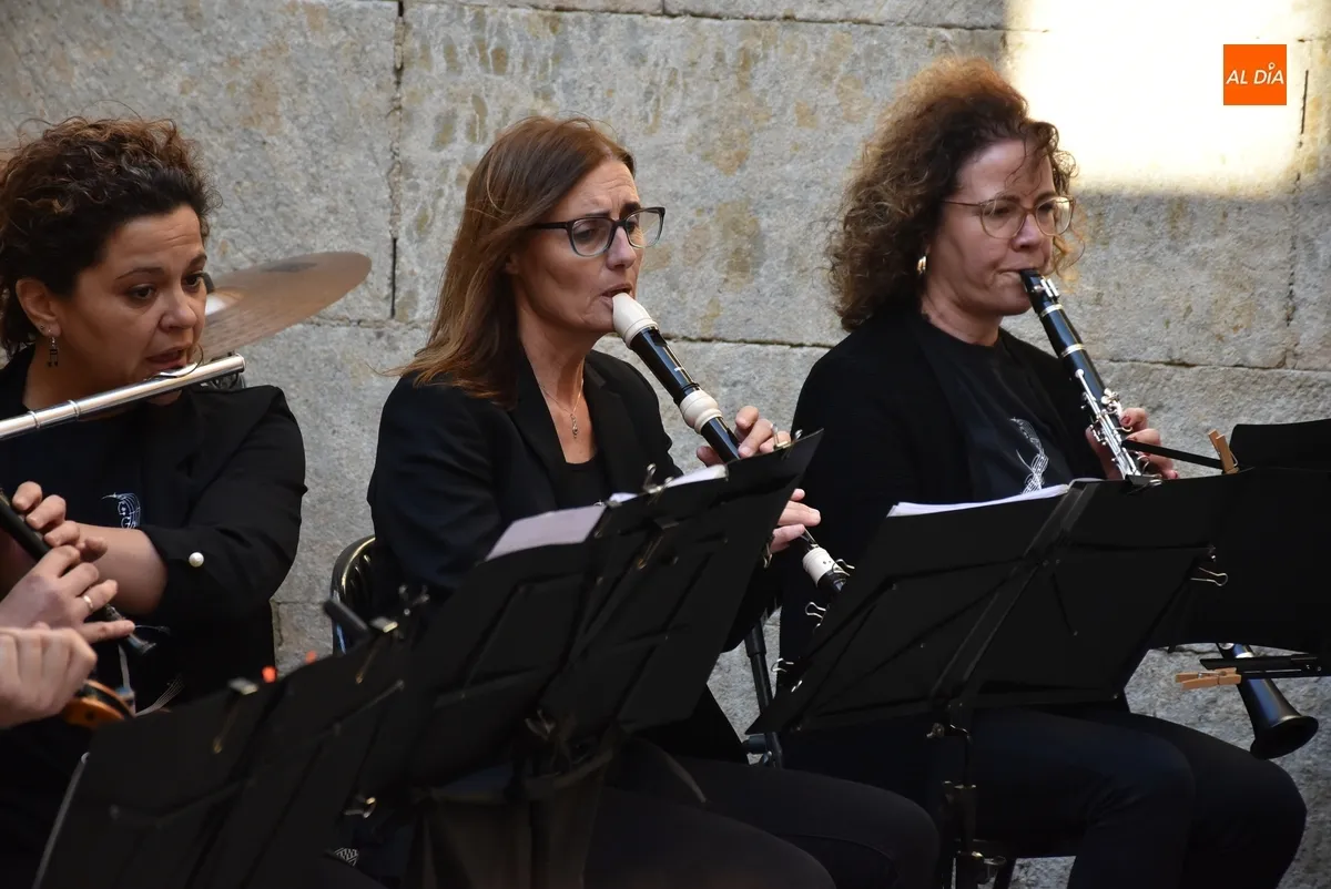Foto 6 - Isabel Bernardo inaugura la Feria del Libro ensalzando los beneficios de la lectura