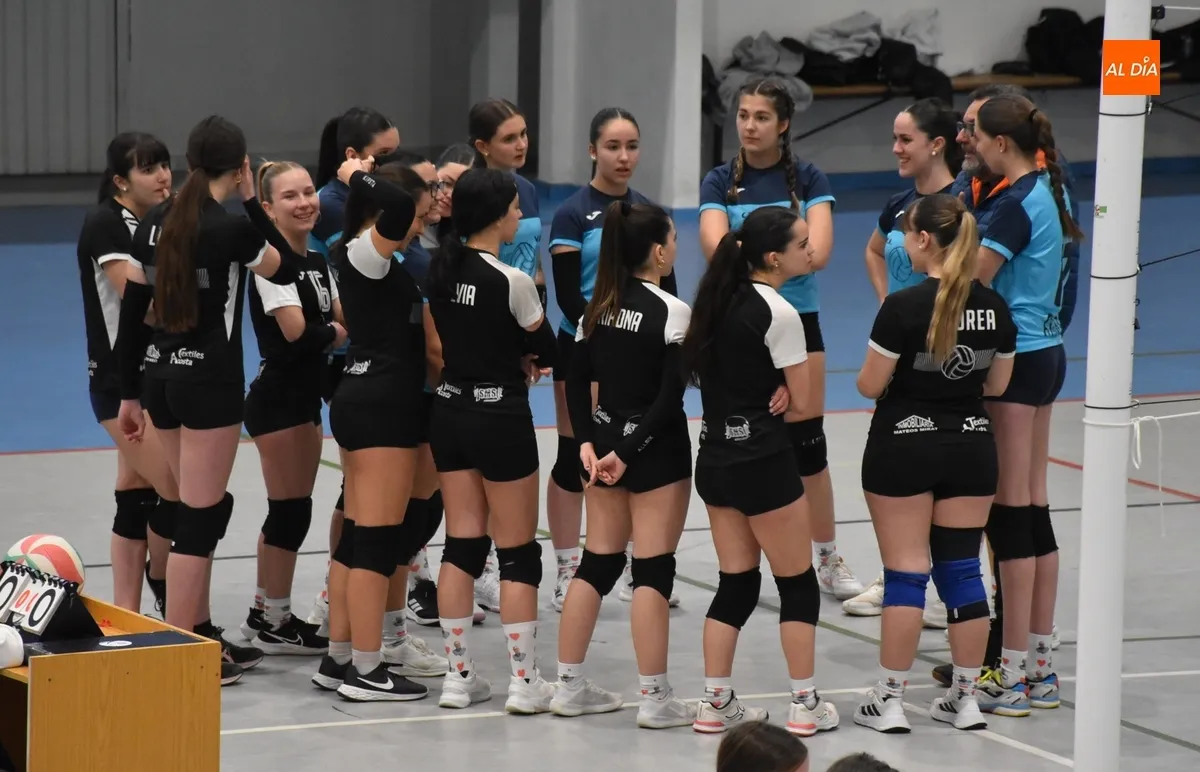 Foto 2 - Las juveniles de voleibol despiden la temporada midi&eacute;ndose entre ellas en Ciudad Rodrigo