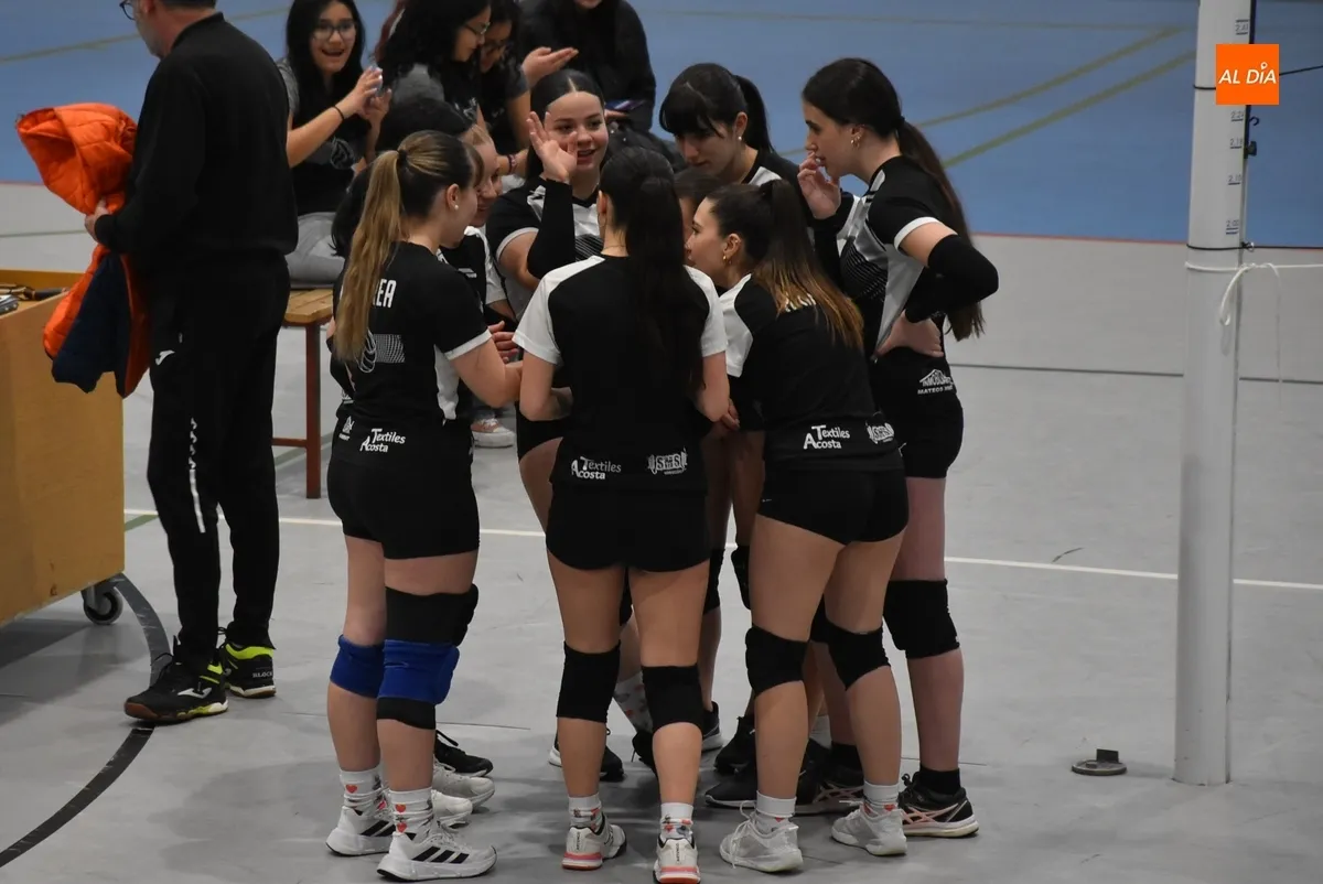 Foto 3 - Las juveniles de voleibol despiden la temporada midi&eacute;ndose entre ellas en Ciudad Rodrigo