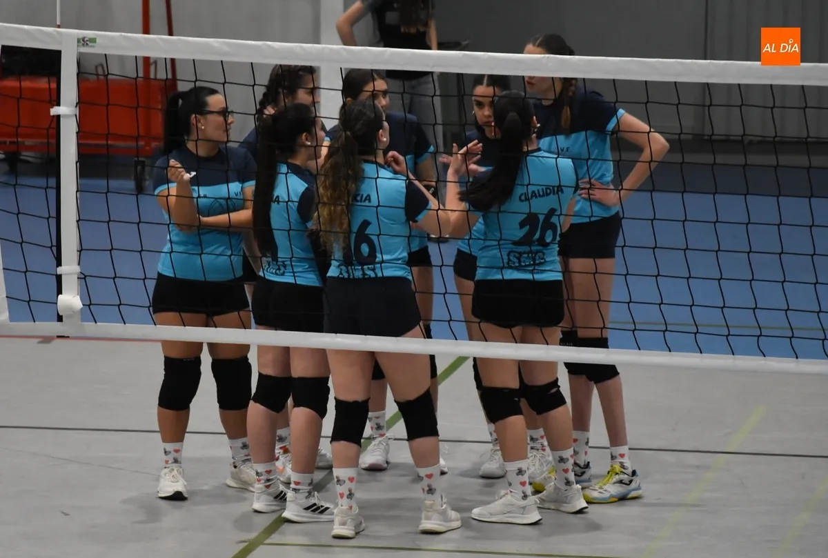 Foto 4 - Las juveniles de voleibol despiden la temporada midi&eacute;ndose entre ellas en Ciudad Rodrigo