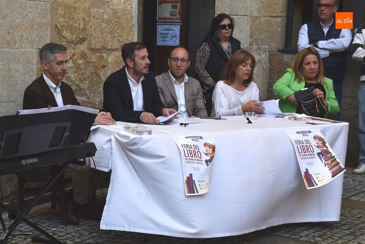 Foto 10 - Isabel Bernardo inaugura la Feria del Libro ensalzando los beneficios de la lectura