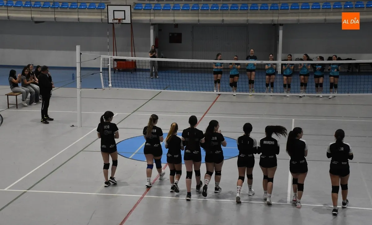 Foto 5 - Las juveniles de voleibol despiden la temporada midi&eacute;ndose entre ellas en Ciudad Rodrigo