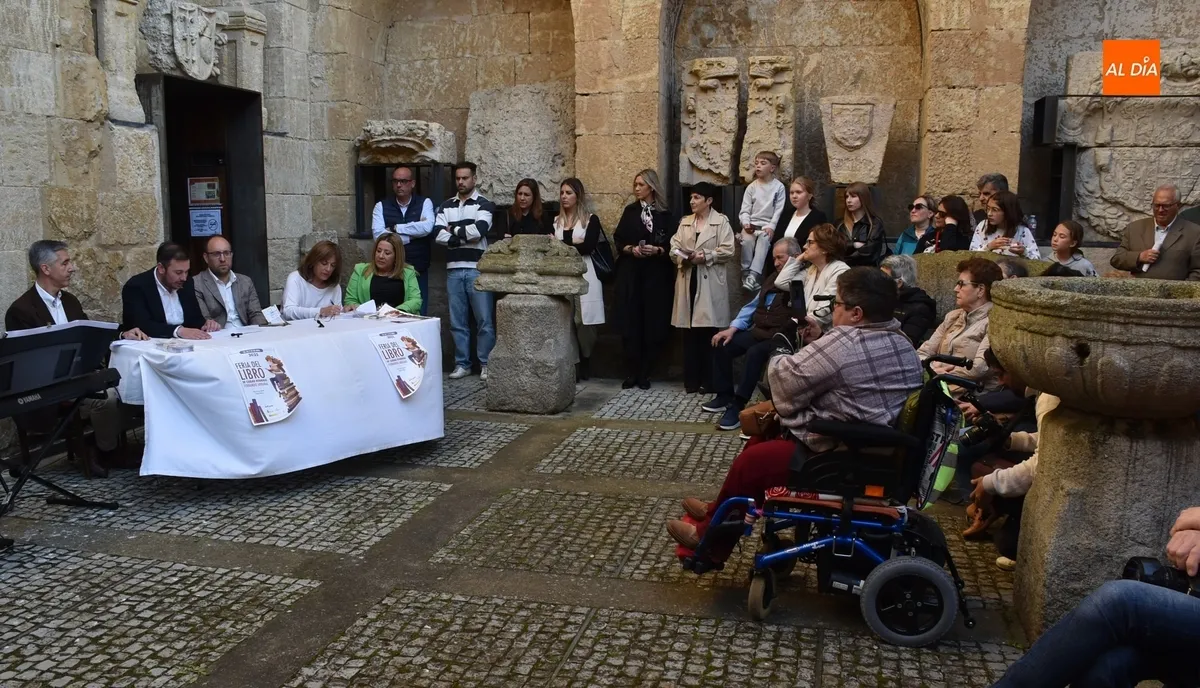 Foto 11 - Isabel Bernardo inaugura la Feria del Libro ensalzando los beneficios de la lectura