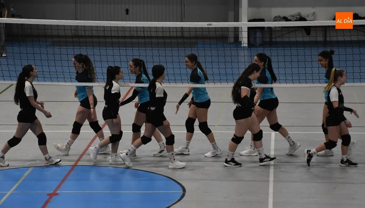 Foto 6 - Las juveniles de voleibol despiden la temporada midi&eacute;ndose entre ellas en Ciudad Rodrigo