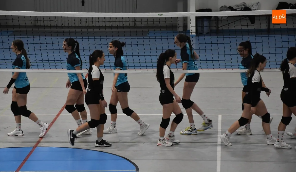 Foto 7 - Las juveniles de voleibol despiden la temporada midi&eacute;ndose entre ellas en Ciudad Rodrigo