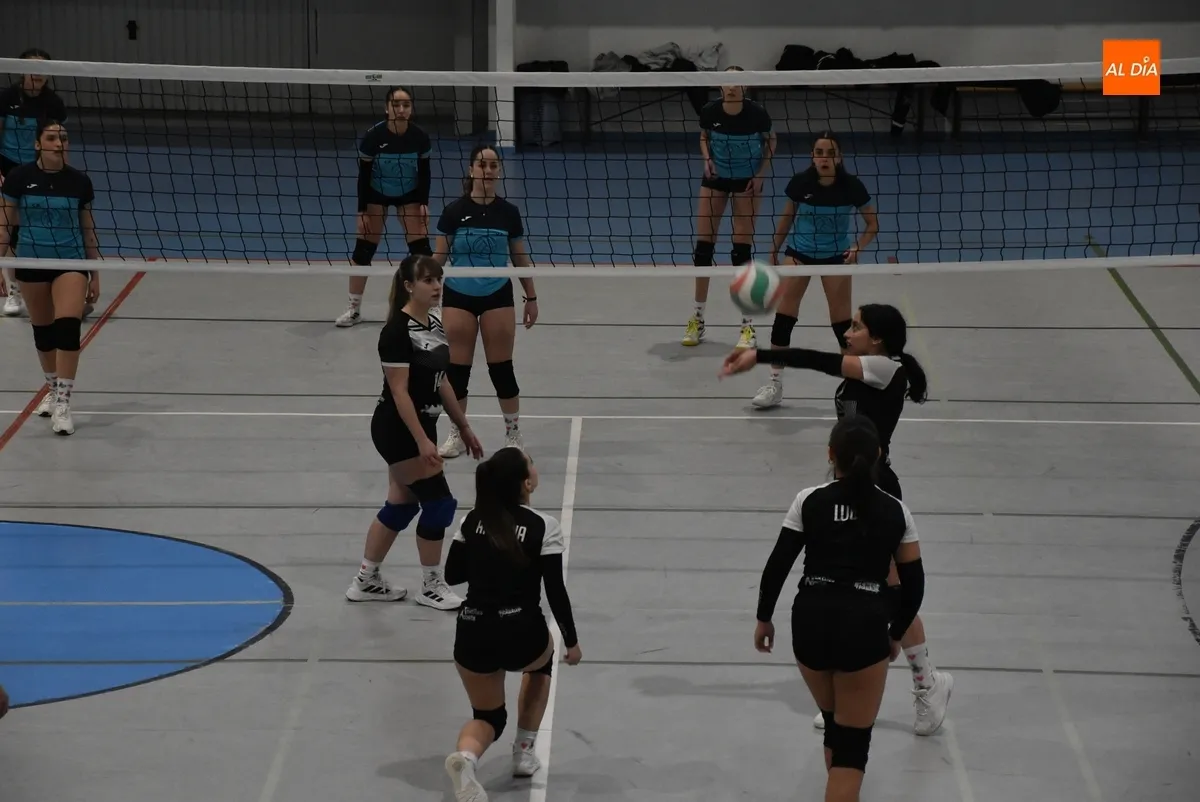 Foto 8 - Las juveniles de voleibol despiden la temporada midi&eacute;ndose entre ellas en Ciudad Rodrigo