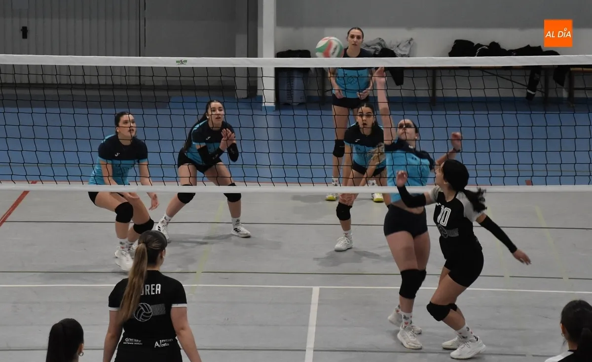 Foto 9 - Las juveniles de voleibol despiden la temporada midi&eacute;ndose entre ellas en Ciudad Rodrigo