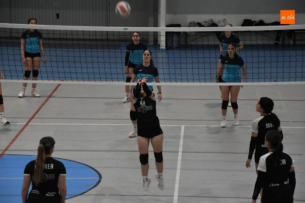 Foto 10 - Las juveniles de voleibol despiden la temporada midi&eacute;ndose entre ellas en Ciudad Rodrigo