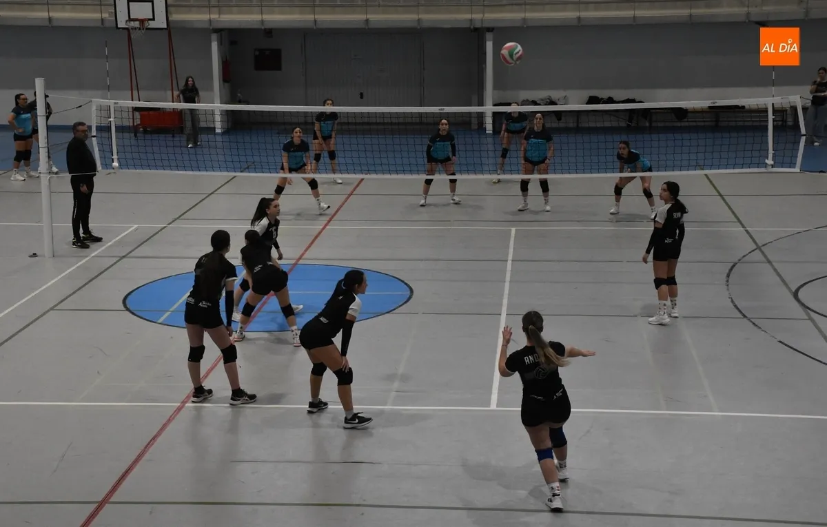 Foto 11 - Las juveniles de voleibol despiden la temporada midi&eacute;ndose entre ellas en Ciudad Rodrigo