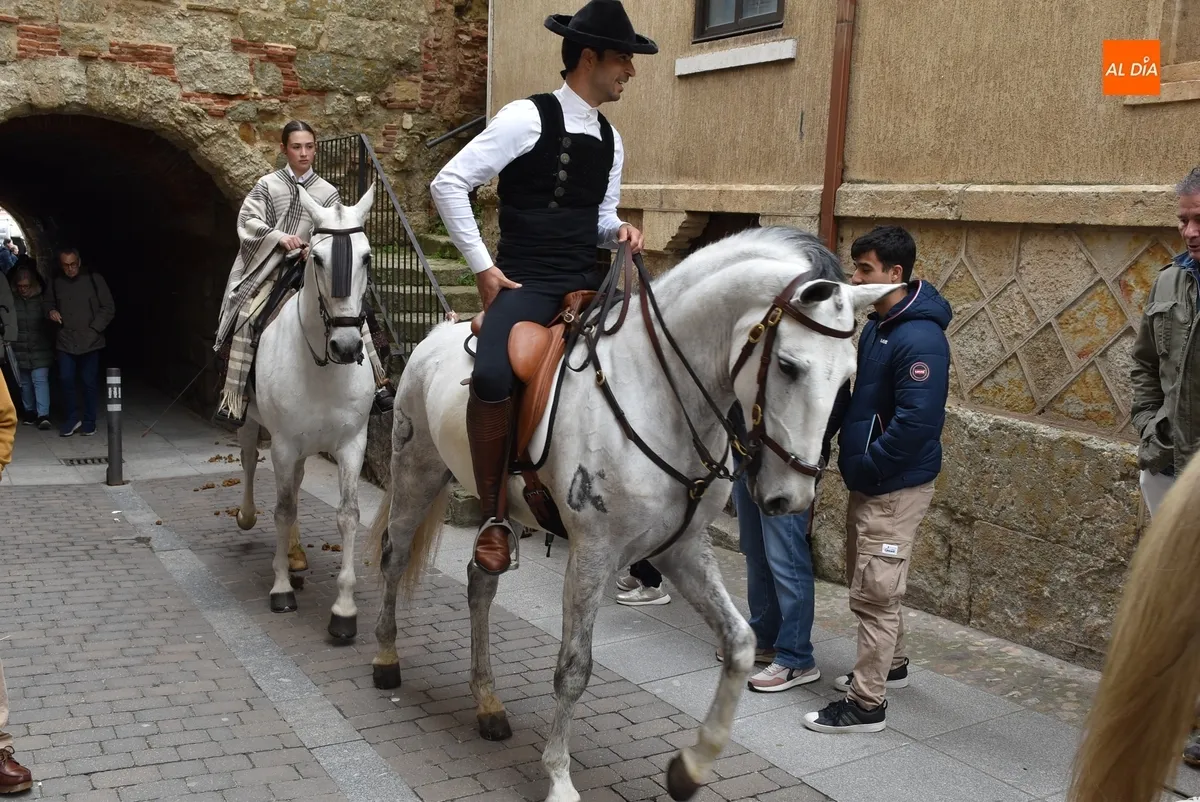 Foto 4 - Las calles del centro hist&oacute;rico se impregnan de esp&iacute;ritu charro con calesa incluida