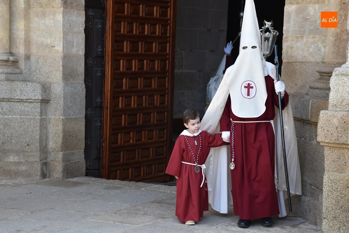 Foto 2 - La Cruz retorna a las calles dos a&ntilde;os despu&eacute;s en un &aacute;gil desfile con el sol como acompa&ntilde;ante
