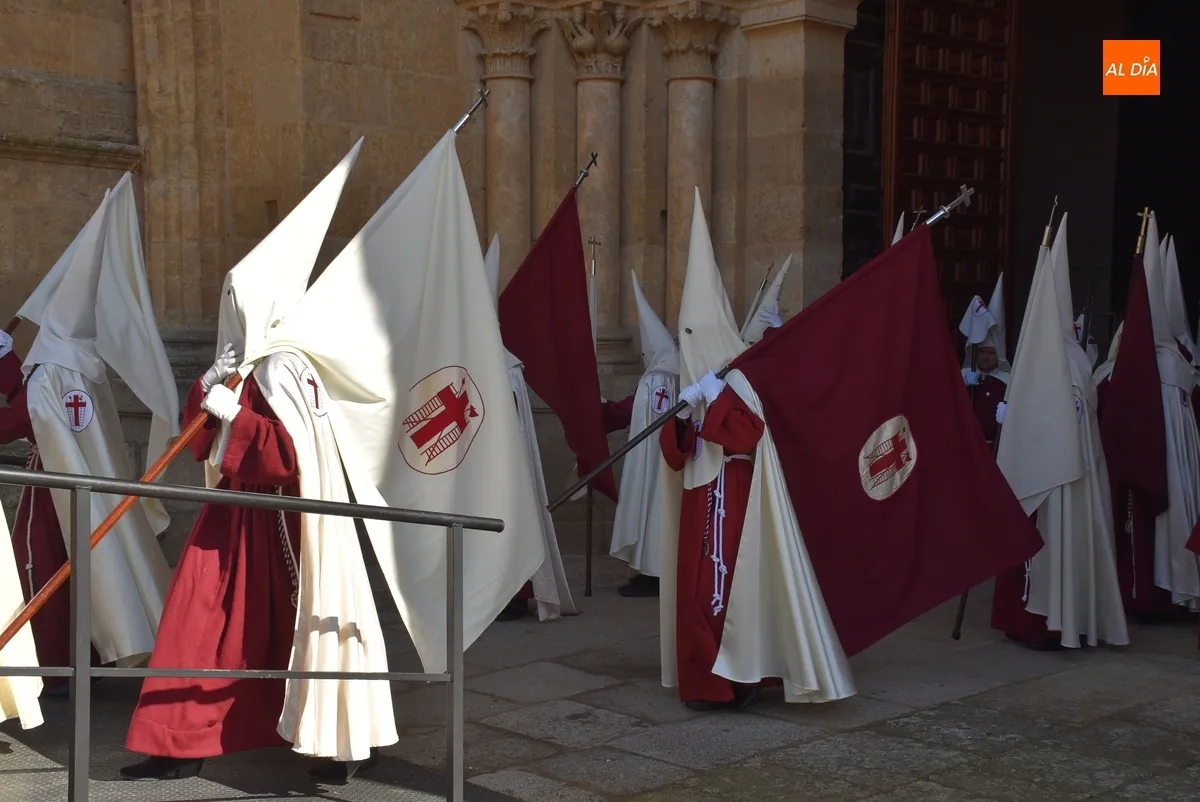Foto 3 - La Cruz retorna a las calles dos a&ntilde;os despu&eacute;s en un &aacute;gil desfile con el sol como acompa&ntilde;ante