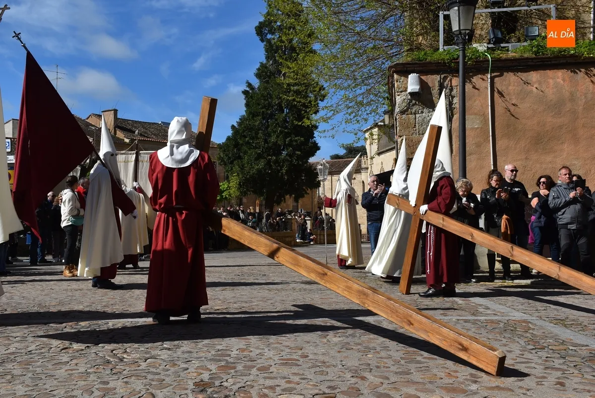 Foto 4 - La Cruz retorna a las calles dos a&ntilde;os despu&eacute;s en un &aacute;gil desfile con el sol como acompa&ntilde;ante