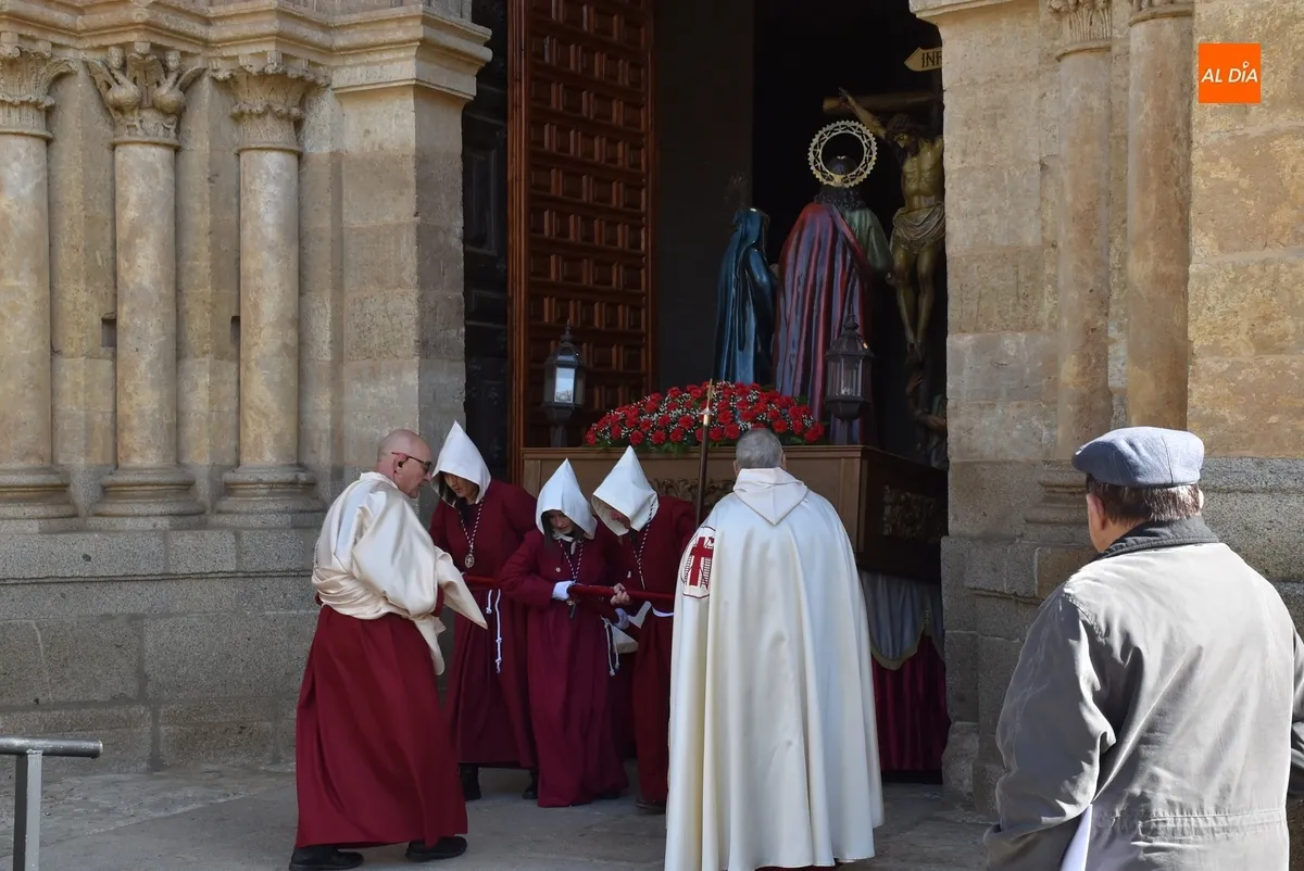 Foto 6 - La Cruz retorna a las calles dos a&ntilde;os despu&eacute;s en un &aacute;gil desfile con el sol como acompa&ntilde;ante