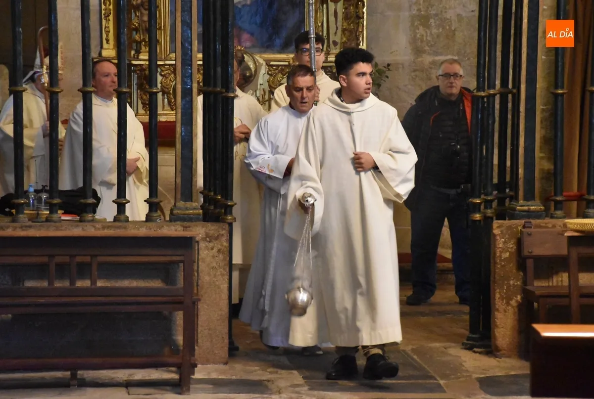 Foto 2 - Ampl&iacute;sima asistencia a la Misa de la Pascua de Resurrecci&oacute;n en la Seo mirobrigense