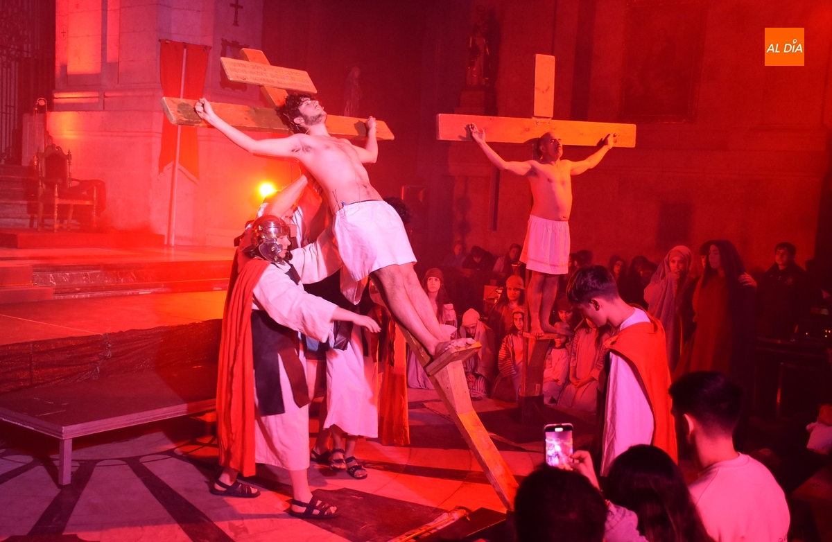 Aplaudida escenificación a cubierto por la lluvia de La Pasión con guiño al Año Jubilar de la Esperanza