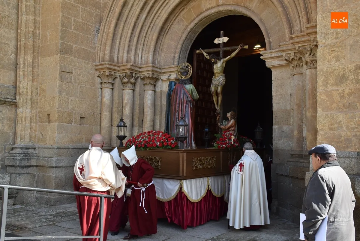 Foto 8 - La Cruz retorna a las calles dos a&ntilde;os despu&eacute;s en un &aacute;gil desfile con el sol como acompa&ntilde;ante