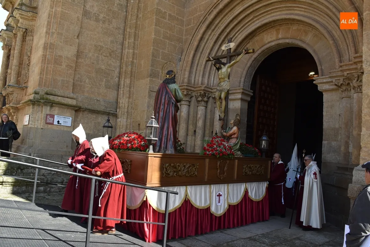 Foto 9 - La Cruz retorna a las calles dos a&ntilde;os despu&eacute;s en un &aacute;gil desfile con el sol como acompa&ntilde;ante