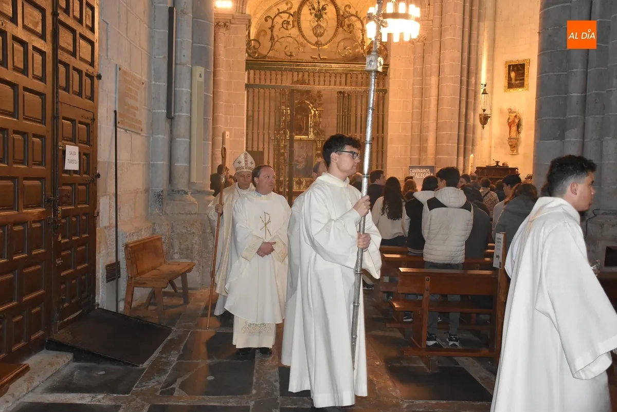Foto 4 - Ampl&iacute;sima asistencia a la Misa de la Pascua de Resurrecci&oacute;n en la Seo mirobrigense