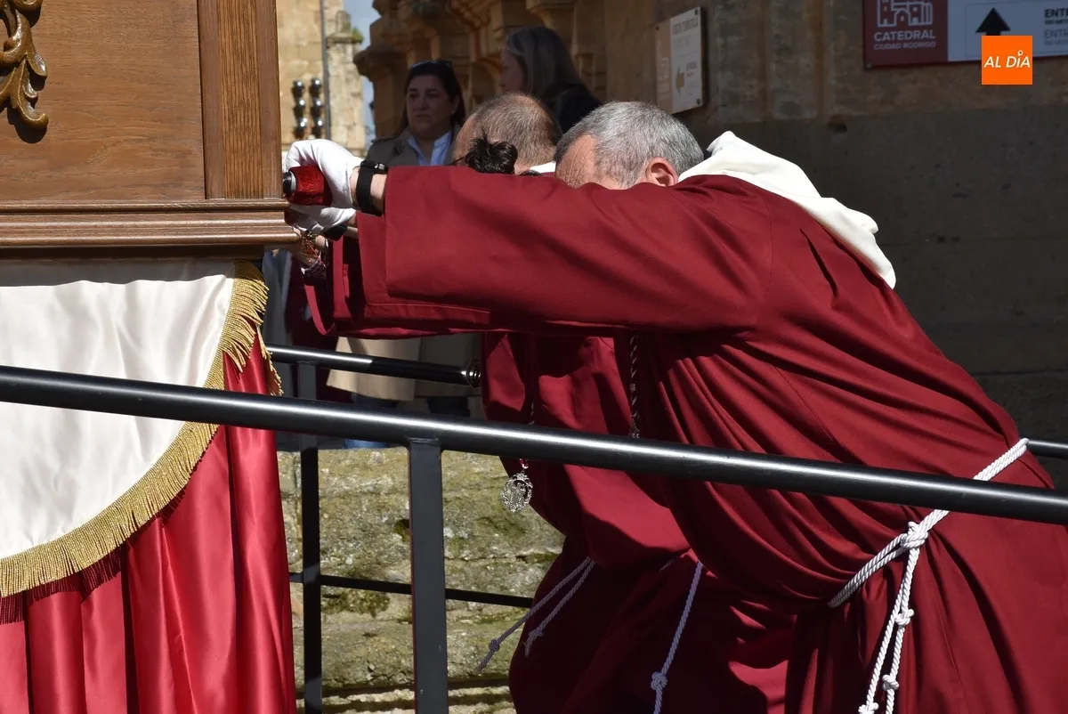 Foto 10 - La Cruz retorna a las calles dos a&ntilde;os despu&eacute;s en un &aacute;gil desfile con el sol como acompa&ntilde;ante