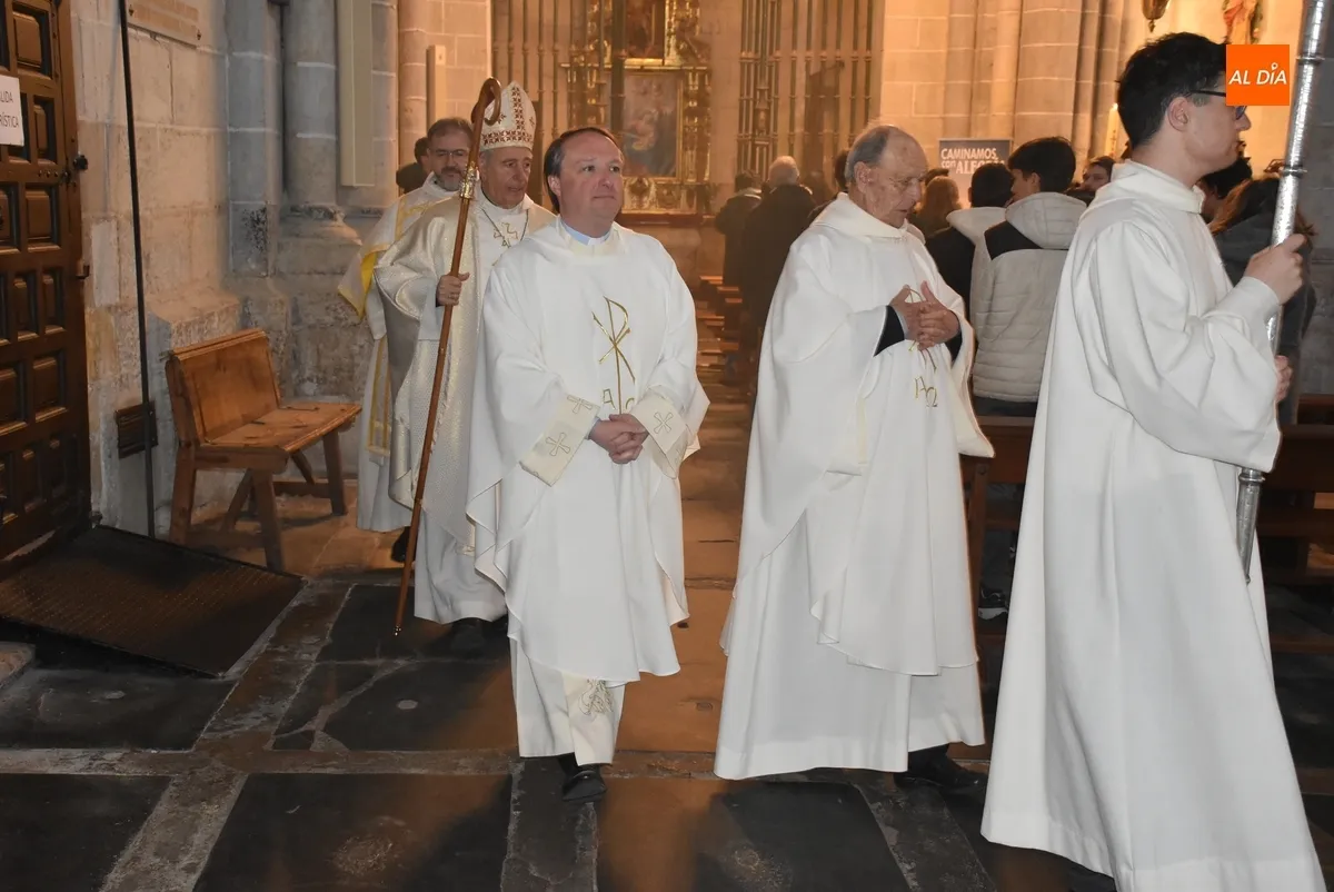 Foto 5 - Ampl&iacute;sima asistencia a la Misa de la Pascua de Resurrecci&oacute;n en la Seo mirobrigense