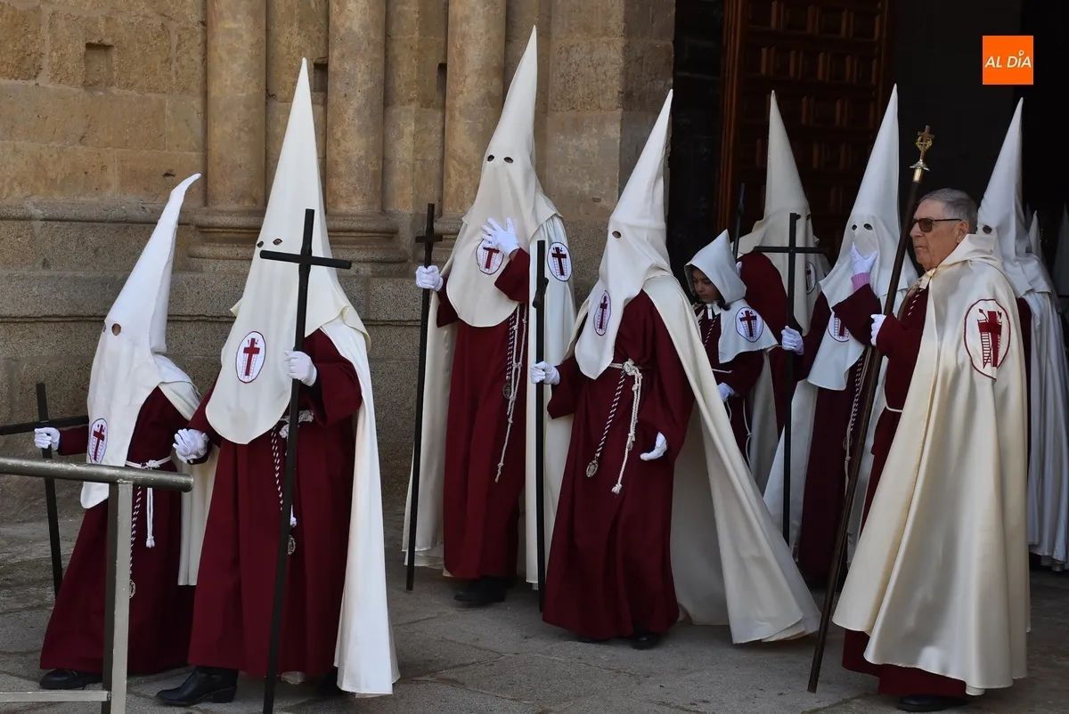 Foto 11 - La Cruz retorna a las calles dos a&ntilde;os despu&eacute;s en un &aacute;gil desfile con el sol como acompa&ntilde;ante