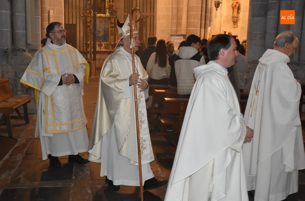Foto 6 - Ampl&iacute;sima asistencia a la Misa de la Pascua de Resurrecci&oacute;n en la Seo mirobrigense