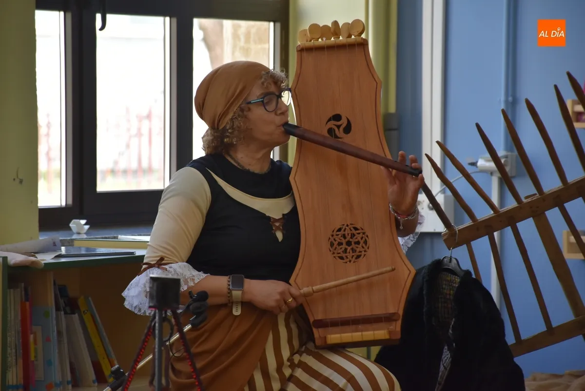 Foto 2 - Los alumnos de San Francisco descubren m&uacute;ltiples objetos e instrumentos tradicionales