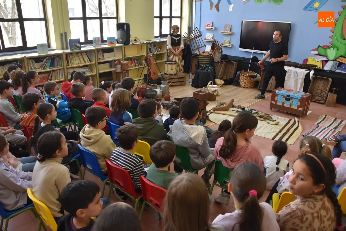 Foto 3 - Los alumnos de San Francisco descubren m&uacute;ltiples objetos e instrumentos tradicionales