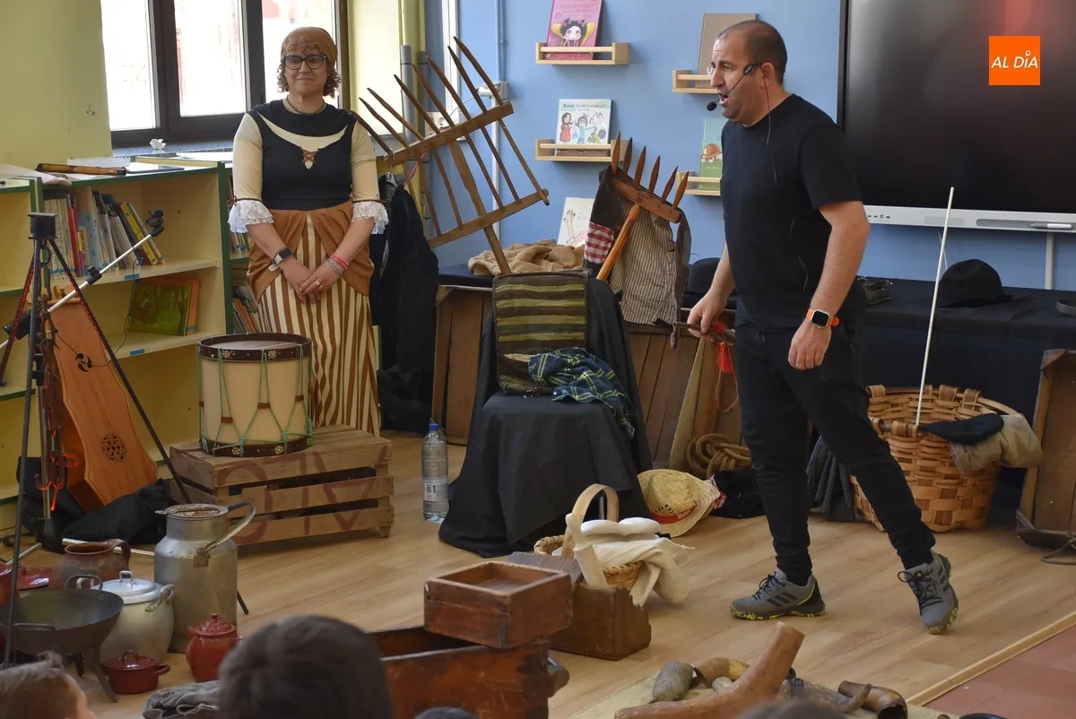 Foto 5 - Los alumnos de San Francisco descubren m&uacute;ltiples objetos e instrumentos tradicionales