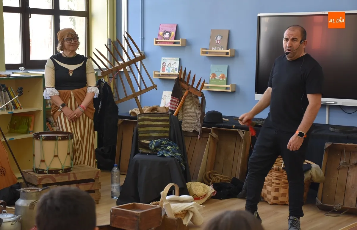 Foto 6 - Los alumnos de San Francisco descubren m&uacute;ltiples objetos e instrumentos tradicionales