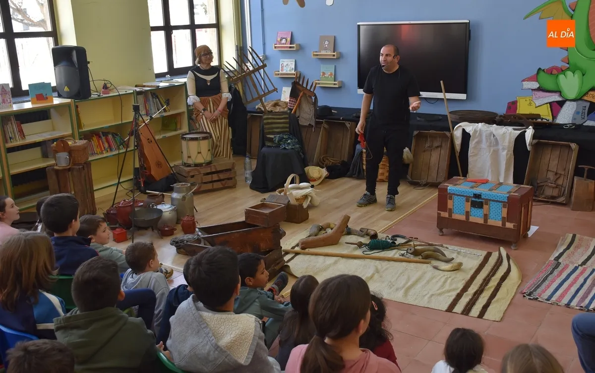 Foto 7 - Los alumnos de San Francisco descubren m&uacute;ltiples objetos e instrumentos tradicionales