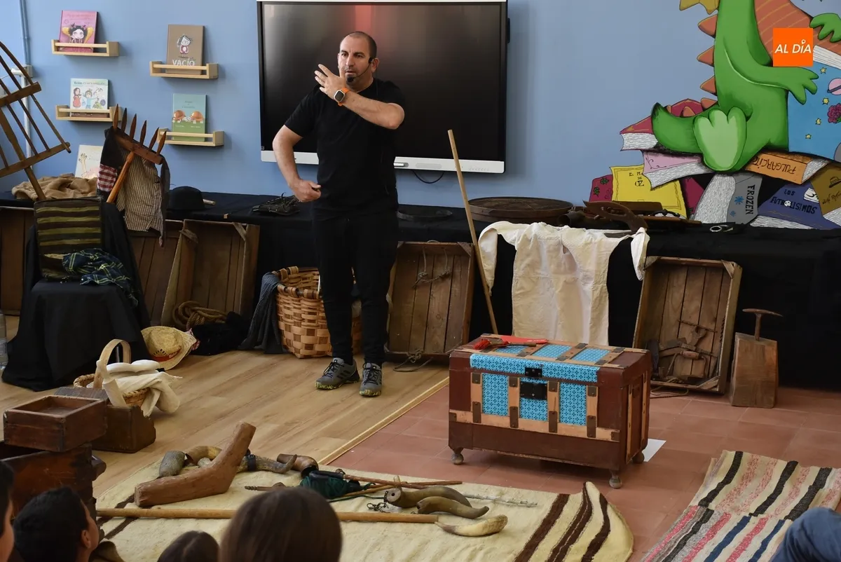 Foto 9 - Los alumnos de San Francisco descubren m&uacute;ltiples objetos e instrumentos tradicionales