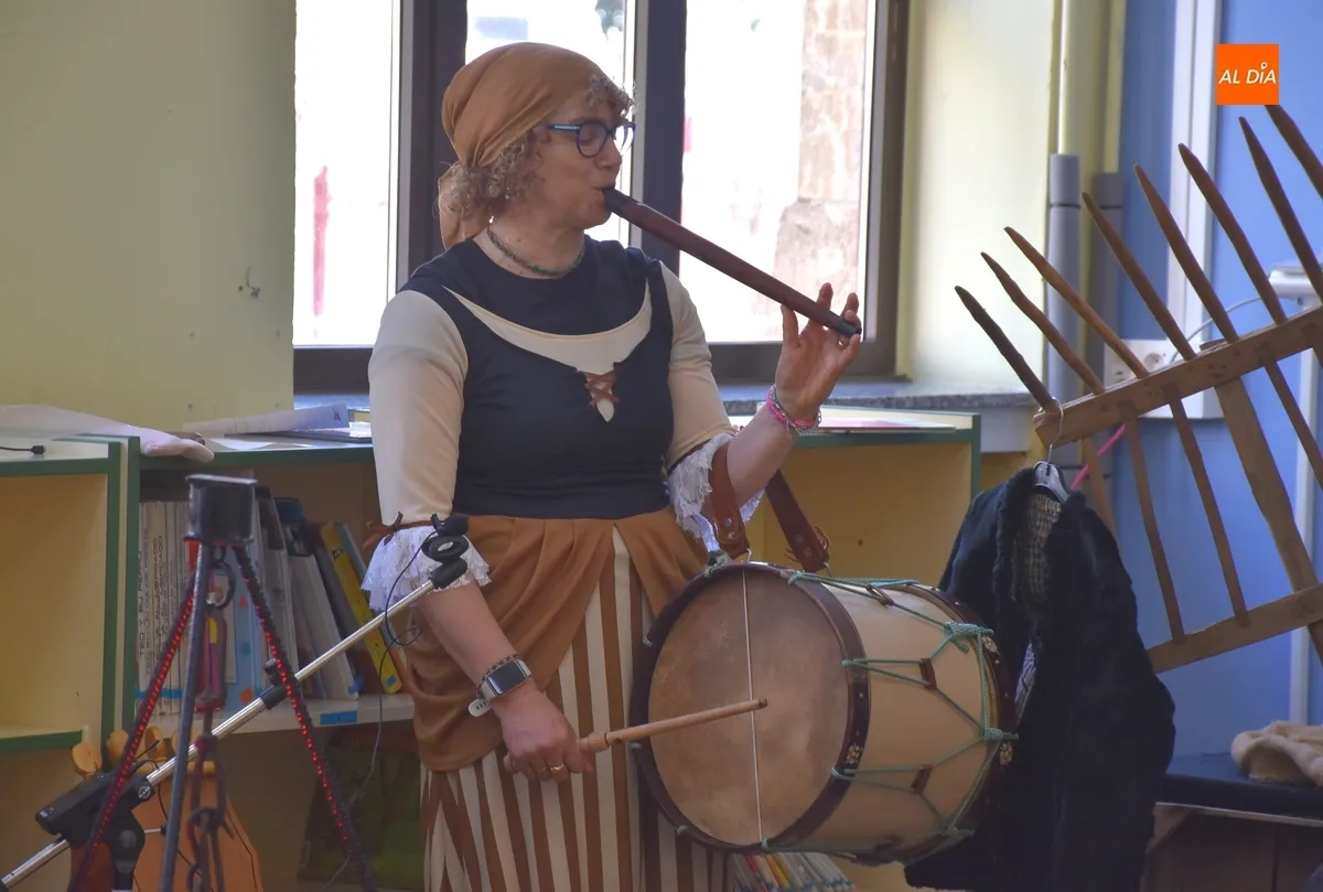 Foto 11 - Los alumnos de San Francisco descubren m&uacute;ltiples objetos e instrumentos tradicionales