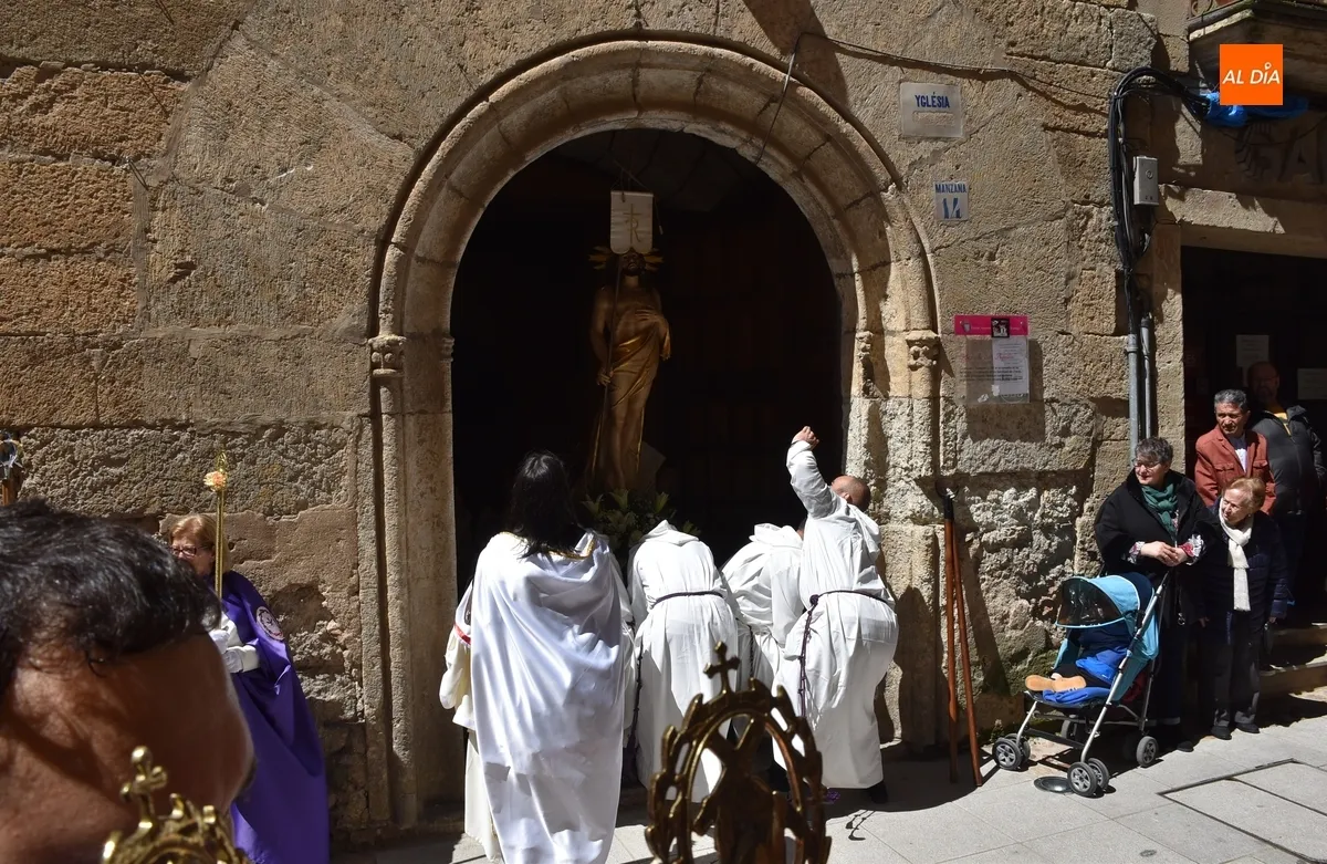 Foto 2 - El Reloj Suelto se suma al triunfal encuentro en la abarrotada Plaza Mayor del Resucitado y La Dolorosa