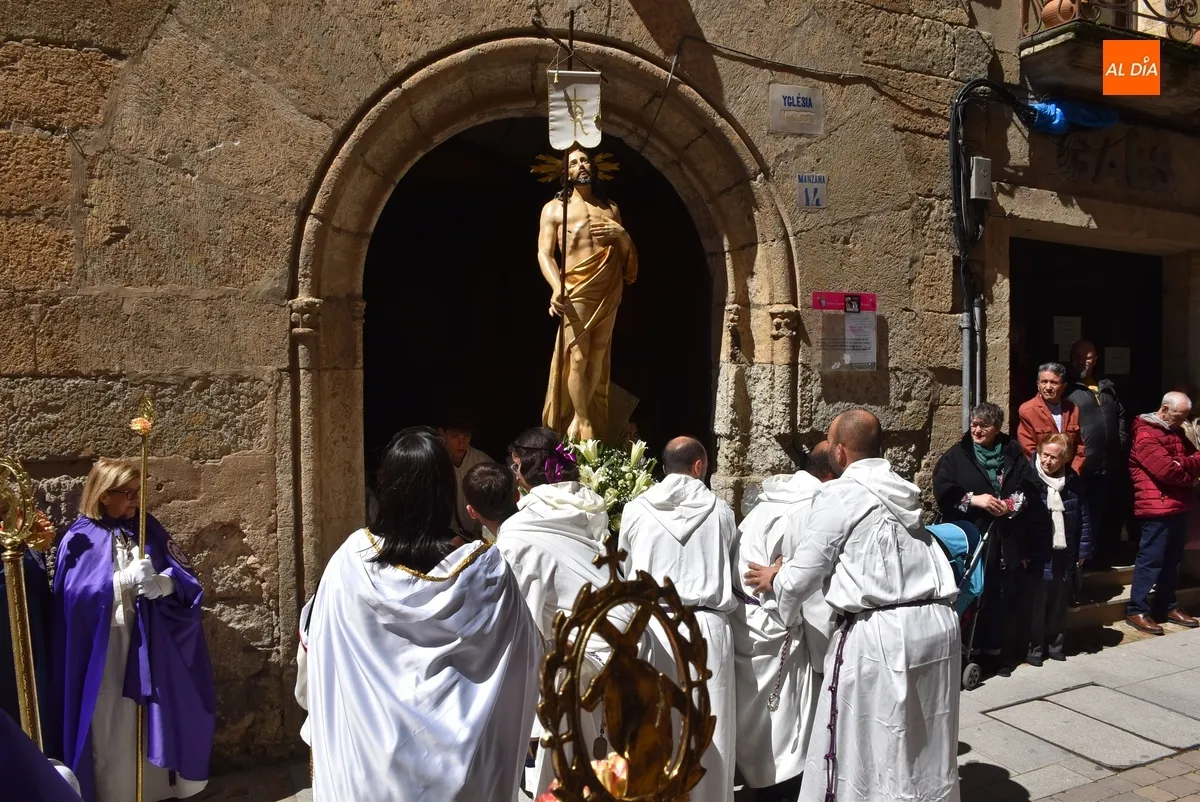 Foto 3 - El Reloj Suelto se suma al triunfal encuentro en la abarrotada Plaza Mayor del Resucitado y La Dolorosa