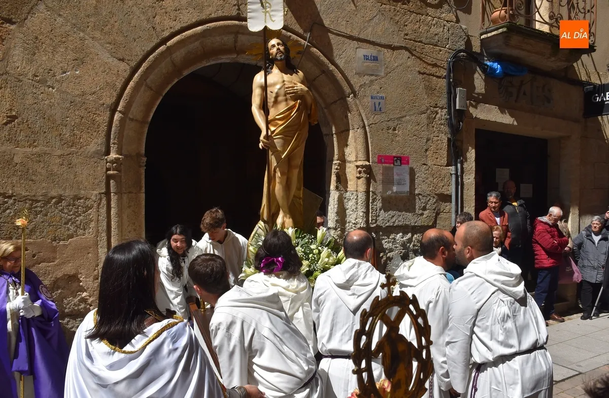 Foto 4 - El Reloj Suelto se suma al triunfal encuentro en la abarrotada Plaza Mayor del Resucitado y La Dolorosa