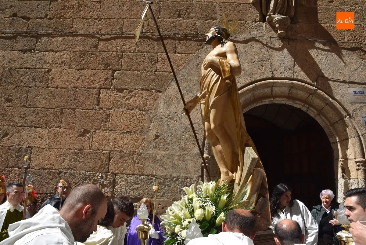 Foto 5 - El Reloj Suelto se suma al triunfal encuentro en la abarrotada Plaza Mayor del Resucitado y La Dolorosa