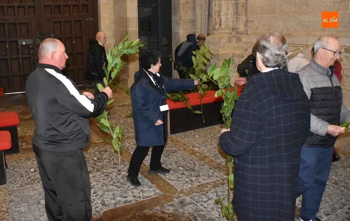 Foto 2 - El P&oacute;rtico del Perd&oacute;n acoge la bendici&oacute;n de los ramos de laurel en la Catedral