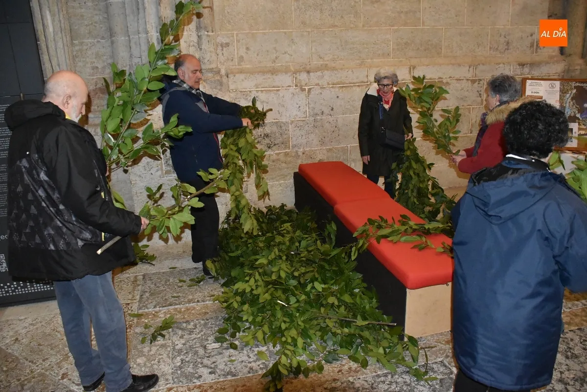 Foto 3 - El P&oacute;rtico del Perd&oacute;n acoge la bendici&oacute;n de los ramos de laurel en la Catedral